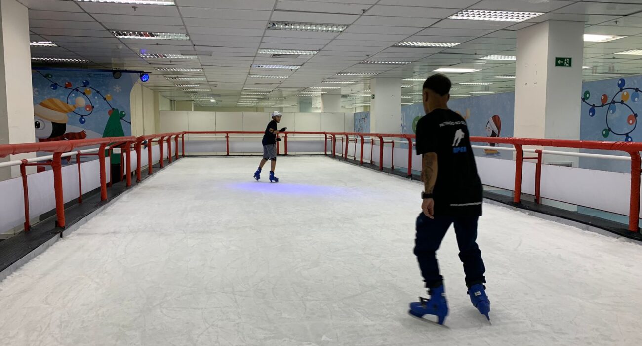 Pista de patinação no gelo diverte as férias de janeiro no Santana Parque Shopping