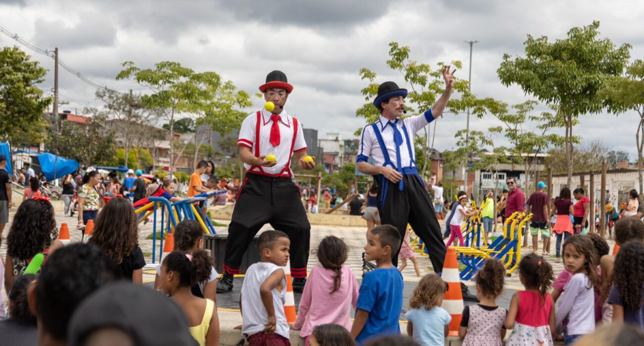 Irmãos Becker celebram 20 anos de trajetória e apresentam "Circo Malabarístico" na zona leste de SP